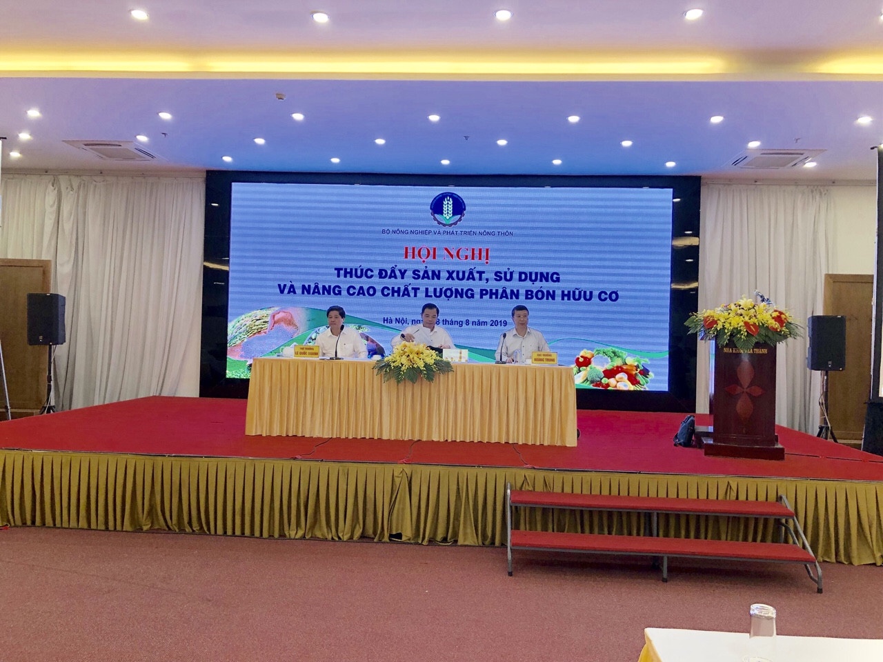 Bộ trưởng Nguyễn Xuân Cường và Thứ trưởng Lê Quốc Doanh chủ trì hội nghị